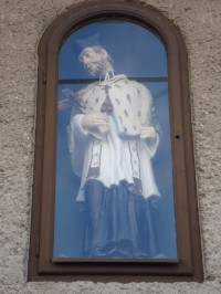 Droždín-nika se sv.Janem Nepomuckým na domě v dolní části Gagarinovy ulice-Foto:Ulrych Mir.