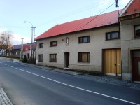 Droždín-dům v dolní části Gagarinovy ulice s nikou se sv.Janem Nepomuckým-Foto:Ulrych Mir.
