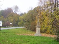 Velká Bystřice-kříž na křižovatce před rybníkem a silnice na Bukovany-Foto:Ulrych Mir.