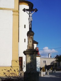 Velká Bystřice-kříž před farním kostelem-Foto:Ulrych Mir.