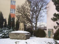 Velká Bystřice-památník T.G.M. a pomník padlým v I.světové válce před ZŠ-Foto:Ulrych Mir.