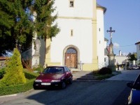 Velká Bystřice-farní kostel Stětí Jana Křtitele-průčelí s křížem a sochou-Foto:Ulrych Mir.