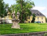 Velká Bystřice-sousoší sv.Floriána a sv. Jana Nepomuckého se zámkem-Foto:Ulrych Mir.