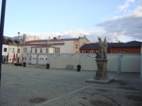 Velká Bystřice-Zámecké náměstí se sousoším sv.Floriána a sv.Jana Nepomuckého-Foto:Ulrych Mir.