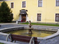 Velká Bystřice-kašna před vchodem do zámku-Foto:Ulrych Mir.