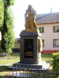 Chvalkovice-Selské náměstí-pomník obětem světové války se sochou Hanačky a reliéfem T.G.M.-Foto:Ulrych Mir.