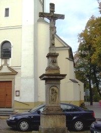 Chvalkovice-Selské náměstí-kříž z r.1856 před chrámem sv.Barbory-Foto:Ulrych Mir.