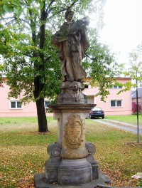 Chvalkovice-Selské náměstí-socha sv.Jana Nepomuckého z r.1759-Foto:Ulrych Mir.