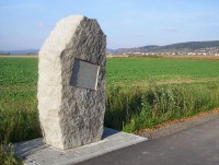 Chvalkovice-pomník kapitána Arnošta Rybky zahynulého na motocyklu při dopravní nehodě 1.4.1924-Foto:Ulrych Mir.