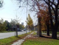Chvalkovice-Švabinského ulice-sousoší a chrám sv.Barbory-Foto:Ulrych Mir.