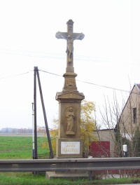 Týneček-kříž z r.1908 u silnice na Šternberk-Foto:Ulrych Mir.