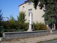 Týneček-pomník obětem světových válek v parčíku u školy-Foto:Ulrych Mir.