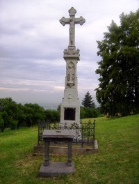 Svatý Kopeček-kříž z r.1900 na konci křížové cesty od prarodičů Jiřího Wolkera-Foto:Ulrych Mir.