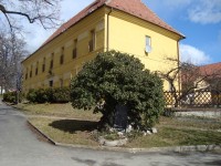 Svatý Kopeček-pomník obětem světových válek a sídlo Lesní správy Šternberk-Foto:Ulrych Mir.