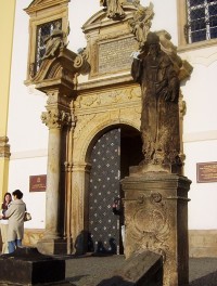 Svatý Kopeček-basilika minor Navštívení Panny Marie-socha sv.Metoděje před vchodem-Foto:Ulrych Mir.