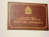 Svatý Kopeček-pamětní deska u vchodu do basiliky minor na návštěvu papeže Jana Pavla II. v r.1995-Foto.Ulrych Mir.