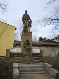 Hiloce-náves Svobody-pomník obětem světových válek se sochou Františka Palackého z r.1924-Foto:Ulrych Mir.