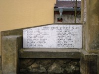 Holice-náves Svobody-pomník obětem světových válek s pamětní deskou se jmény obětí v II.světové válce-Foto:Ulrych Mir.