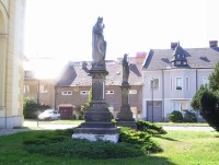 Holice-náves Svobody-sochy sv.Matoděje a sv.Cyrila před farním kostelem sv.Urbana-Foto:Ulrych Mir.