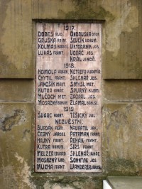 Holice-náves Svobody-pomník obětem světových válek-pamětní deska se jmény obětí I.světové války-Foto:Ulrych Mir.