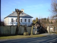 Dvorce-fara, místní muzeum s památníkem-Foto:Ulrych Mir.