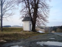 Dvorce-kaplička severně od obce u silnice na Opavu a sopka Velký Roudný na obzoru-Foto:Ulrych Mir.