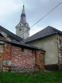Dvorce-kostel sv.Jilji a hospodářská budova fary-Foto:Ulrych Mir.
