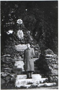 Dvorce-pomník z r.1928 věnovaný dvoreckému rodákovi Vilémovi Jahnovi pod parkem-ze sbírky:Ulrych Mir.