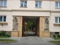 Nová Ulice-ulice Na Vozovce-sochy od sochaře Julia Pelikána u vjezdu do dvora a kašna ve dvoře-Foto:Ulrych Mir.