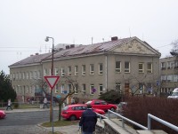 Nová Ulice-areál Fakultní nemocnice s budovou z počátku 20.stol. s plastikou ve štítu-Foto:Ulrych Mir.