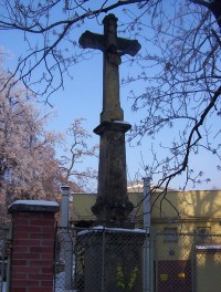 Nová Ulice-ulice I.P.Pavlova-kříž z r.1824 za plotem FN u místa, kde býval Křížový pramen-Foto:Ulrych Mir.