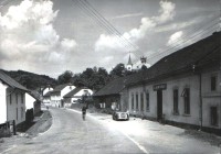 Hlubočky-ves-hostinec Na dolejší(U Ervina) a Olomoucká ulice v r.1955-sbírka:Ulrych Mir.