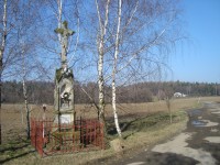 Hlubočky-Posluchov-kříž z r.1897 mezi Posluchovem a Zdíměří před drůbeží farmou-Foto:Ulrych Mir.