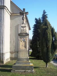 Hlubočky-Posluchov-kříž z r.1891 před kaplí Nejsvětější Trojice z let 1891-92-Foto:Ulrych Mir.