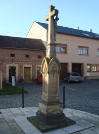 Bystrovany-náves-kříž před kostelem-Foto:Ulrych Mir.