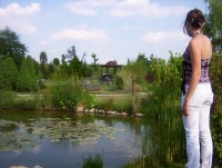 Bystrovany-Přírodní ráj Horizont-arboretum s dívkou u jezírka  a altánkem-Foto:Ulrych Mir.