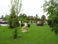 Bystrovany-Přírodní ráj Horizont-arboretum s plastikou dívky a Ráj květin-Foto:Ulrych Mir.