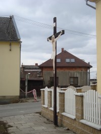 Bystrovany-dřevěný kříž na návsi před školou-Foto:Ulrych Mir.