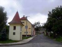 Radíkov-Náprstkova ulice-římskokatolická zvonice z r.1932 a OÚ a bývalý jezuitský dvůr-Foto:Ulrych Mir.