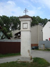 Černovír-Čelakovského ulice-boží muka na ostrůvku uprostřed křižovatky-Foto:Ulrych Mir.