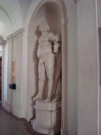 Klášterní Hradisko-sochy po stranách průchodu na první klášterní nádvoří-Foto:Ulrych Mir.