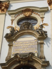 Klášterní Hradisko-pamětní deska císaře Josefa II. z r. 1785 nad vstupem do kláštera-Foto:Ulrych Mir.