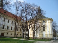 Klášter Hradisko-kaple sv.Štěpána Prvomučedníka z r.1731a kříž z r.1848 na východní straně kláštera-Foto:Ulrych Mir.