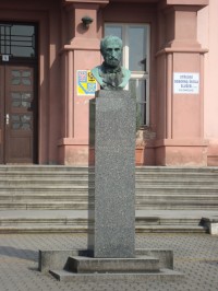 Klášterní Hradisko-ulice U Hradiska-SOŠS s bustou profesora Jana Rudolfa Demela-Foto:Ulrych Mir.