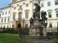 Klášterní Hradisko-sousoší sv.Jana Nepomuckého z r.1737 před hlavním průčelím kláštera-Foto:Ulrych Mir.