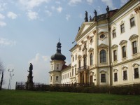 Klášterní Hradisko-průčelí kláštera se sousoším sv. Jana Nepomuckého-Foto:Ulrych Mir.