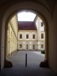 Klášterní Hradisko-průchod mezi prvním a druhým klášterním nádvořím-Foto:Ulrych Mir.
