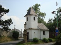 Topolany-náves na Nedbalově ulici-kaple sv.Floriána z r.1739 a kříž z r.1861 se sochami-Foto:Ulrych Mir.