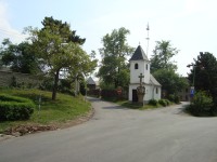 Topolany-náves na Nedbalově ulici-kaple sv.Floriána z r.1739 a kříž z r.1861 se sochami-Foto:Ulrych Mir.