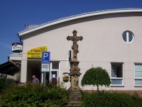 Neředín-kříž z r.1774 před restaurací U Rytíře-Foto:Ulrych Mir.